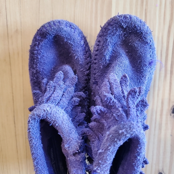 Minnetonka Girls Fringe Moccasin Boots - Picture 8 of 9